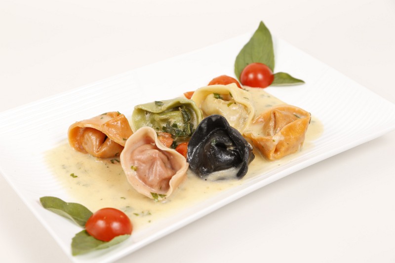 tortelloni tortellini pasta italiaenisch essen restaurant food teller nudeln muschlen tomate sauce zitrone